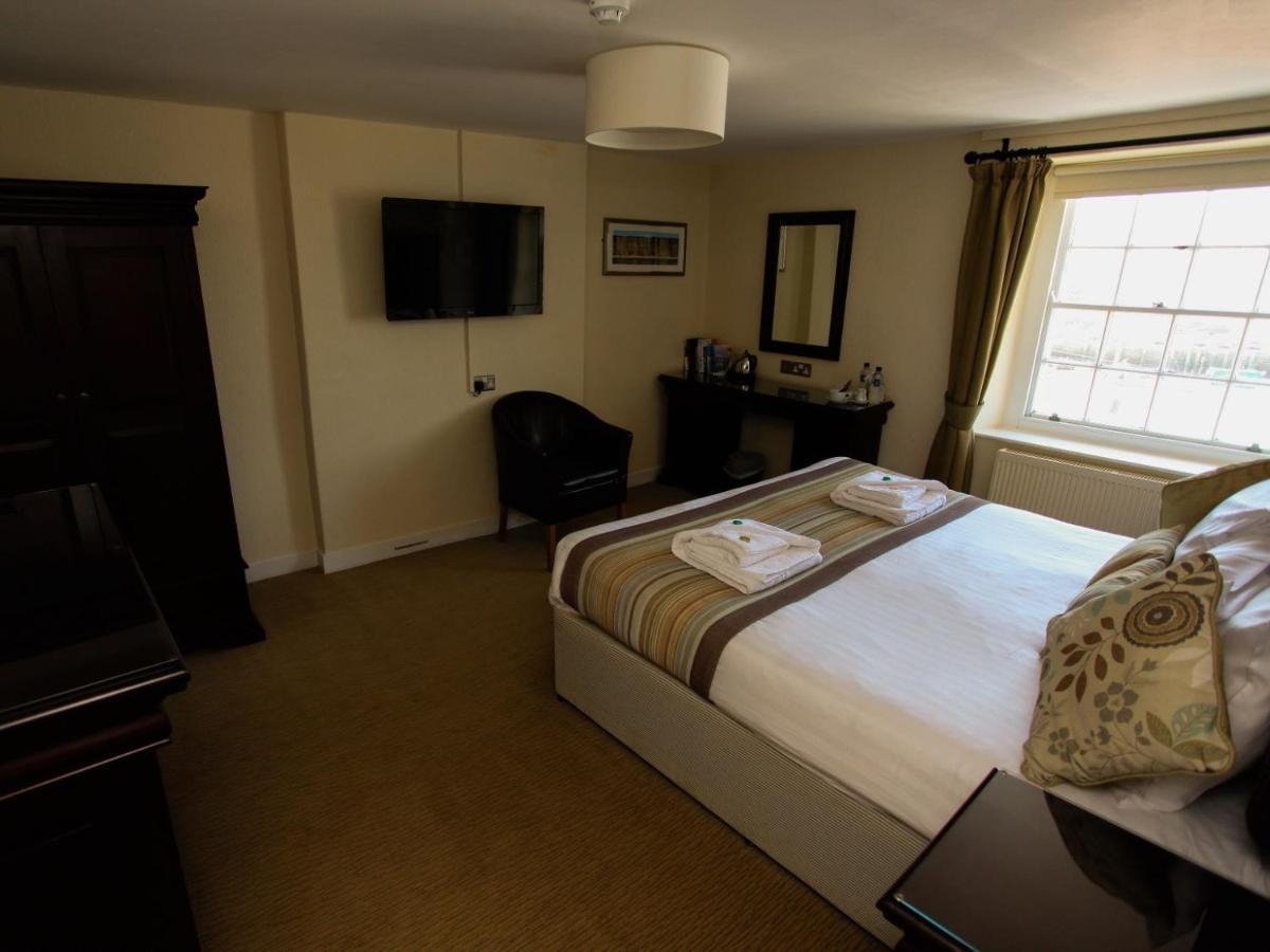 The George Hotel West Bay Bagian luar foto