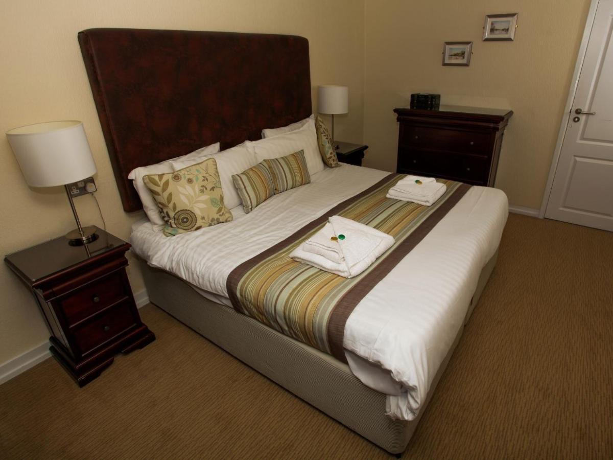 The George Hotel West Bay Bagian luar foto