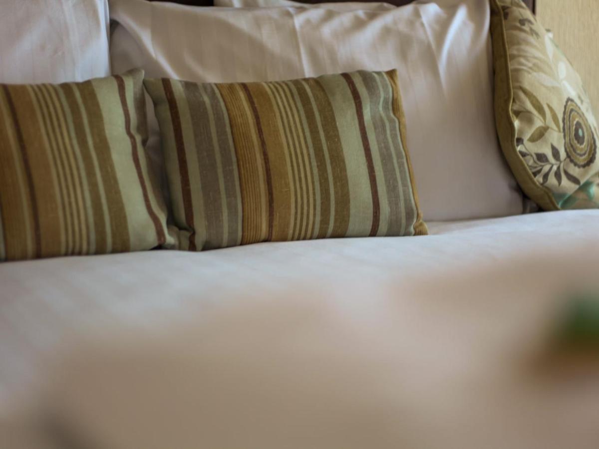 The George Hotel West Bay Bagian luar foto