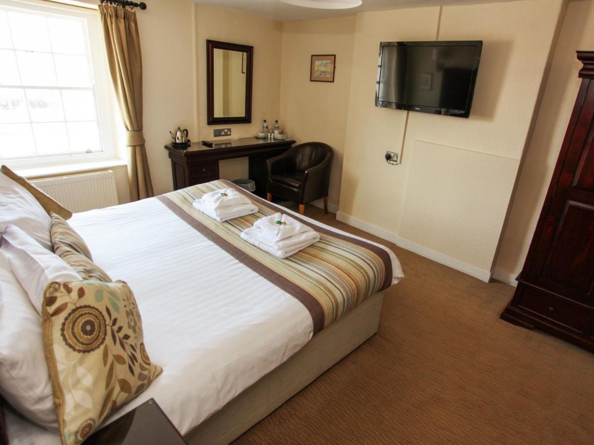 The George Hotel West Bay Bagian luar foto