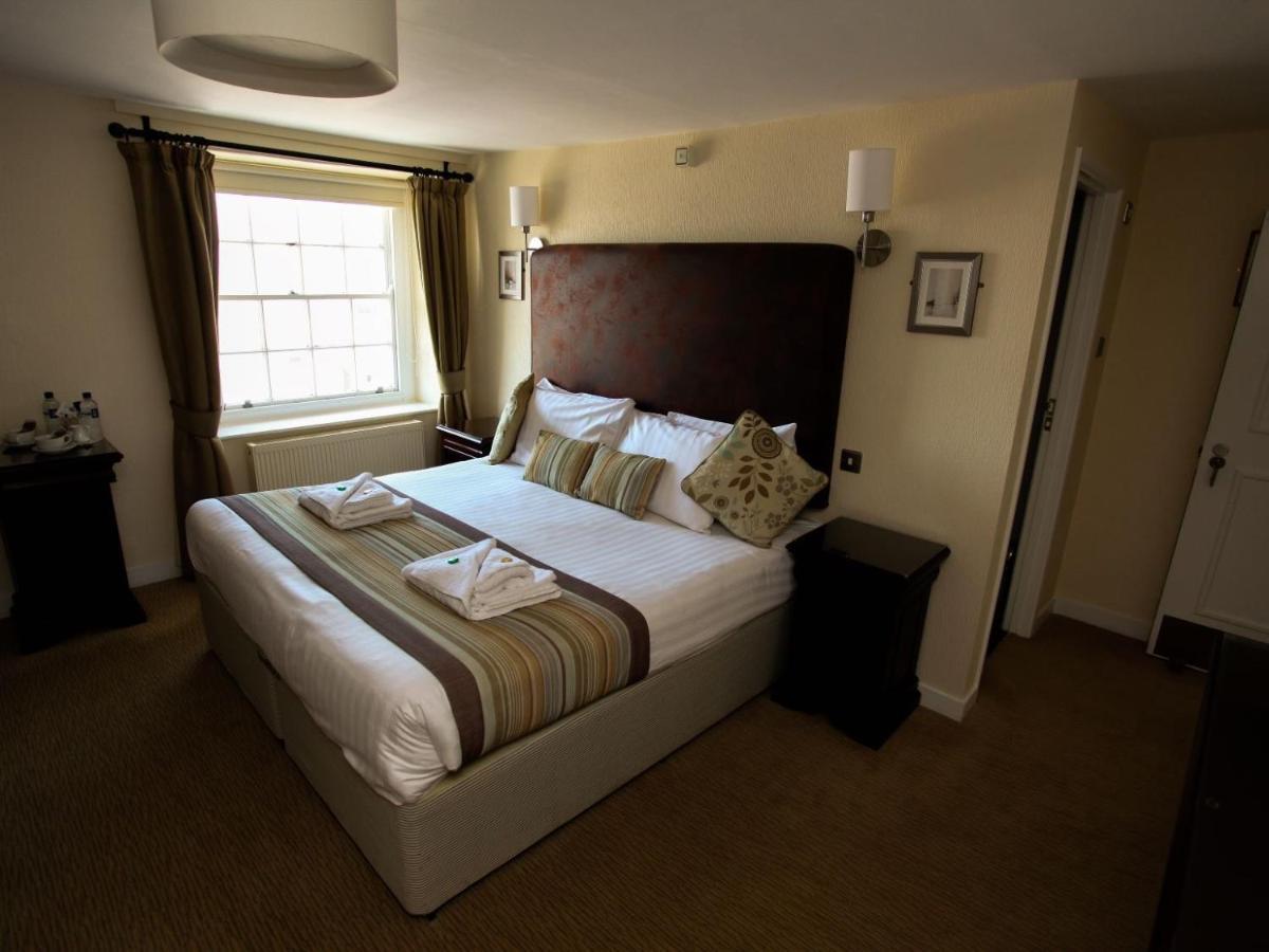 The George Hotel West Bay Bagian luar foto