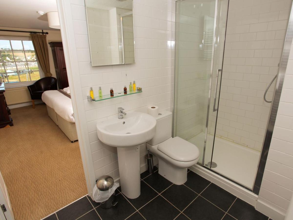 The George Hotel West Bay Bagian luar foto