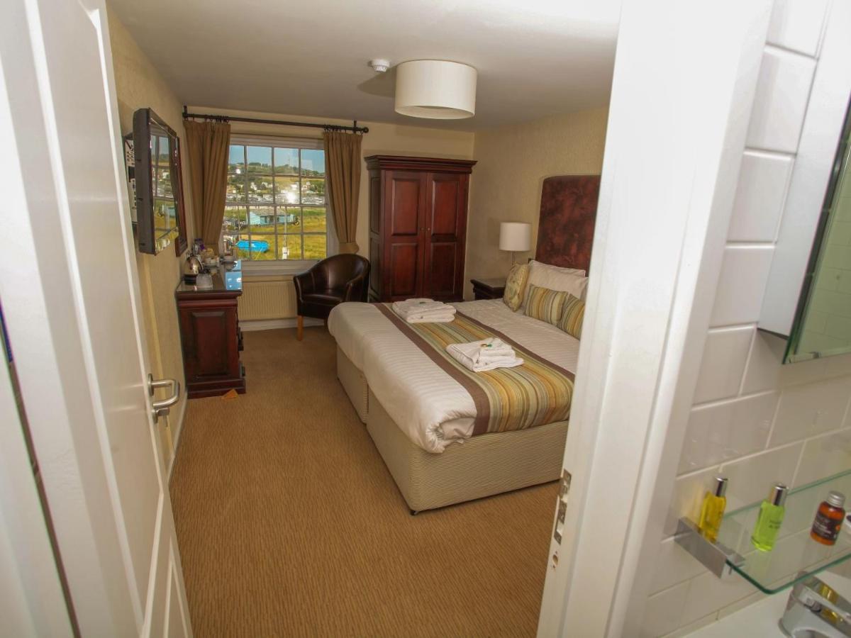 The George Hotel West Bay Bagian luar foto