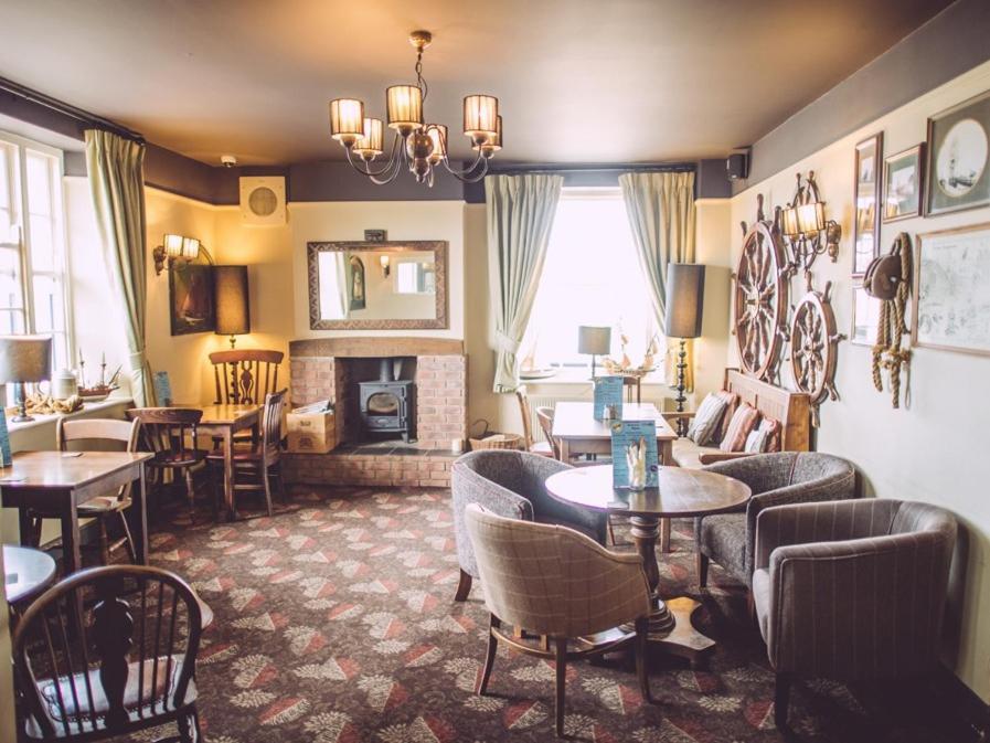 The George Hotel West Bay Bagian luar foto