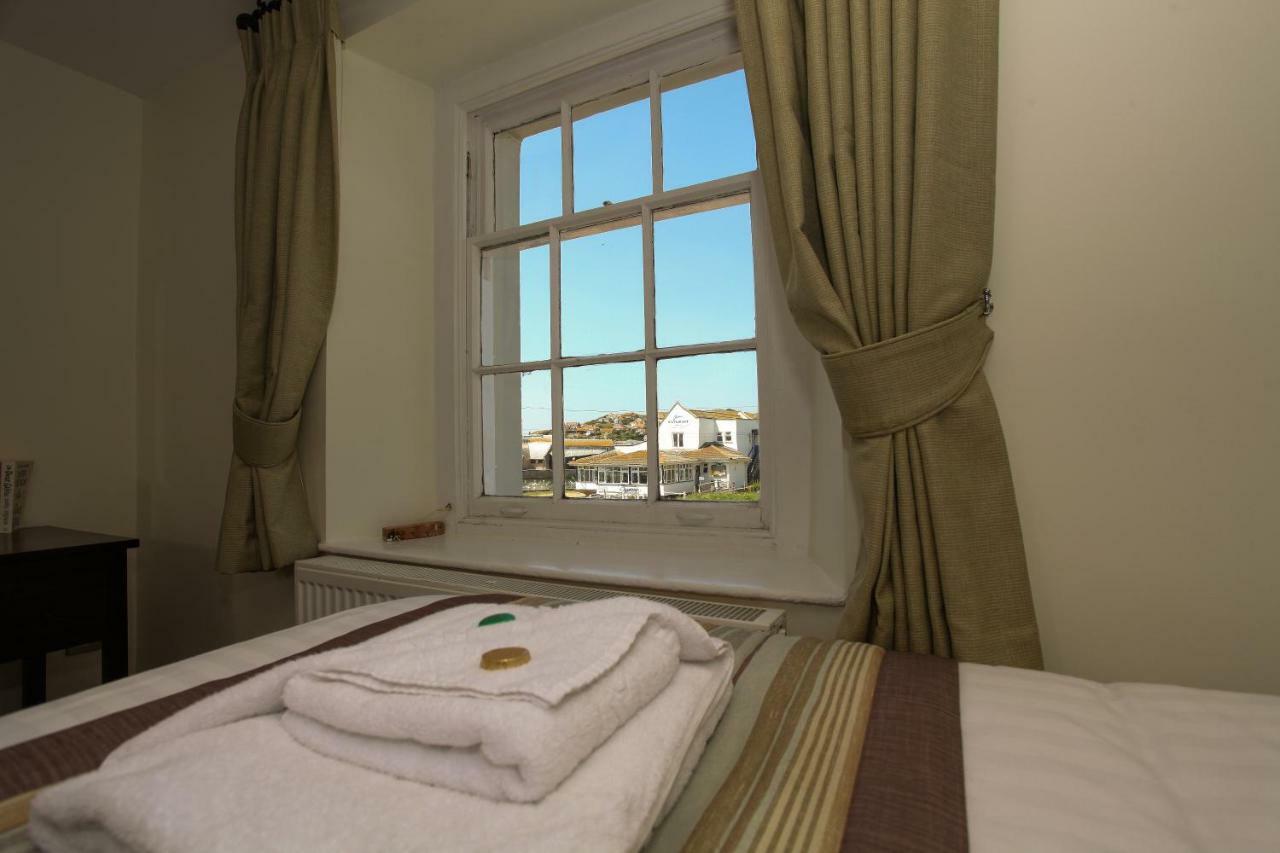 The George Hotel West Bay Bagian luar foto