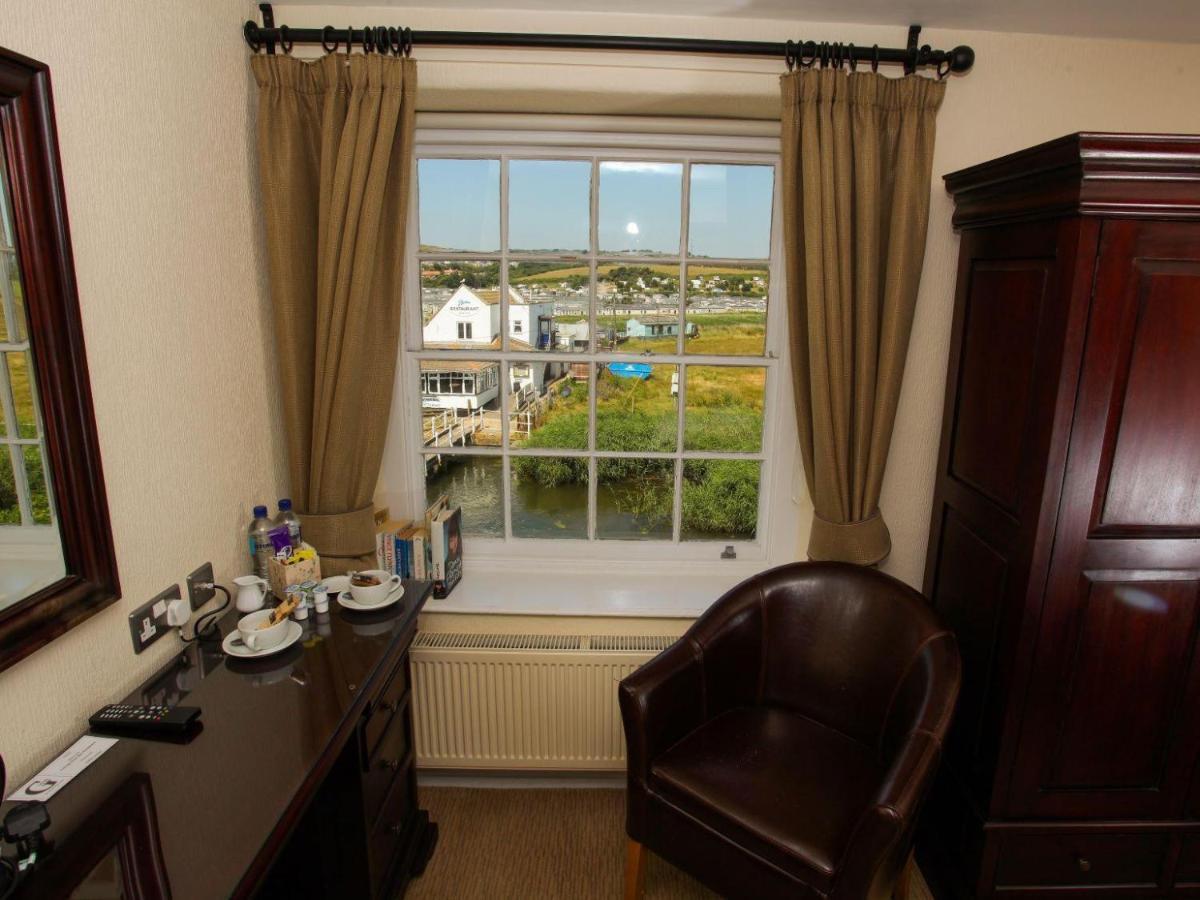 The George Hotel West Bay Bagian luar foto